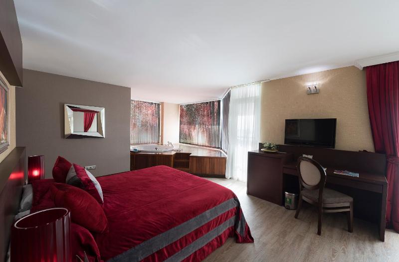 Suite with Hot Tub image 3