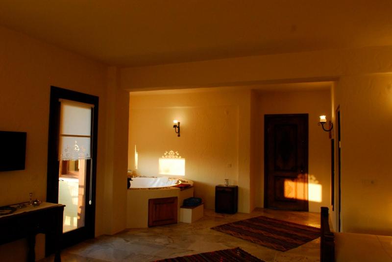 Superior Deluxe Twin Room with Jacuzzi image 4