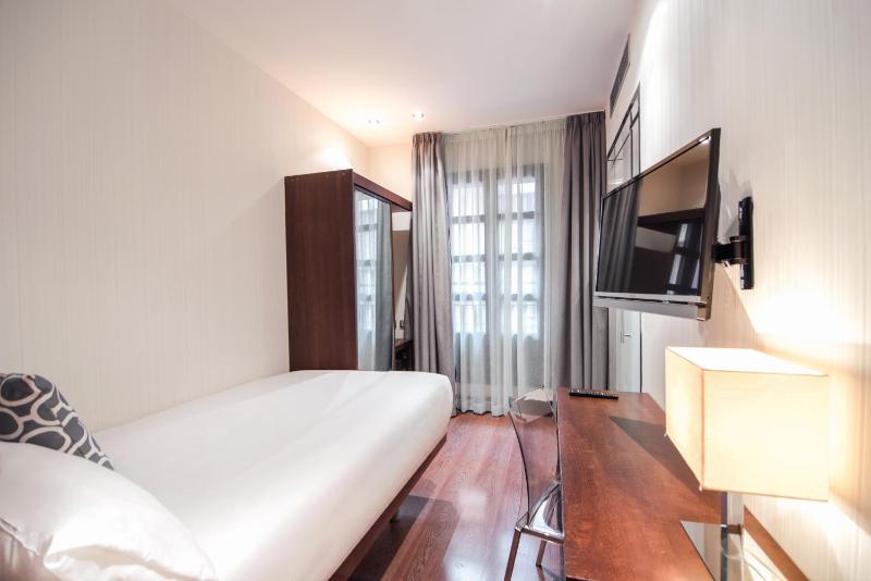 Single Room image 3