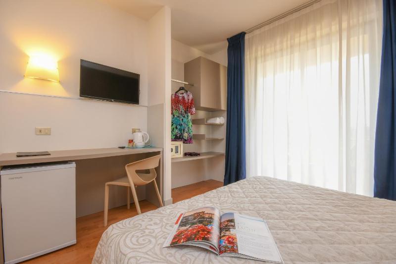 Double Room image 3