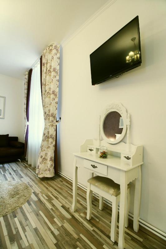 King Studio with Sofa Bed image 3