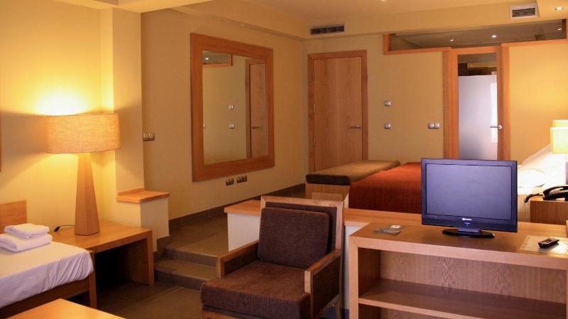 Twin Room (2 Adults + 1 Child) image 4