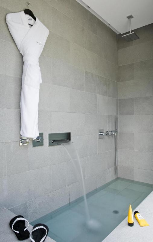Queen Room with Garden View image 3