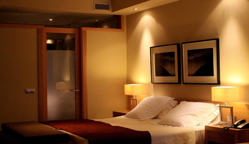 Twin Room with Side Sea View (2 Adults + 1 Child) image 4