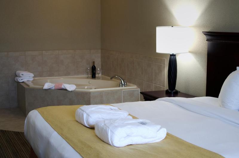 King Suite with Whirlpool image 4