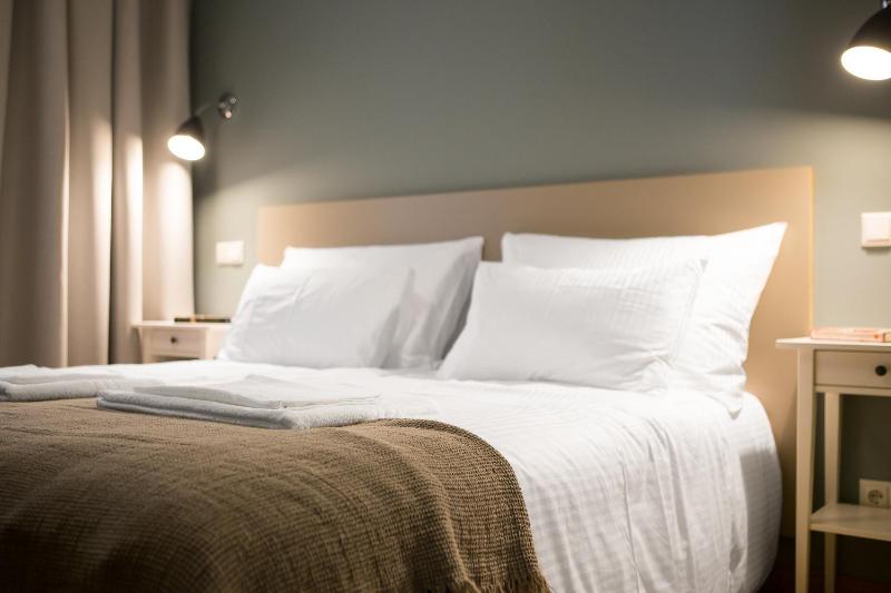 Large One-Bedroom Apartment with Bath  image 3