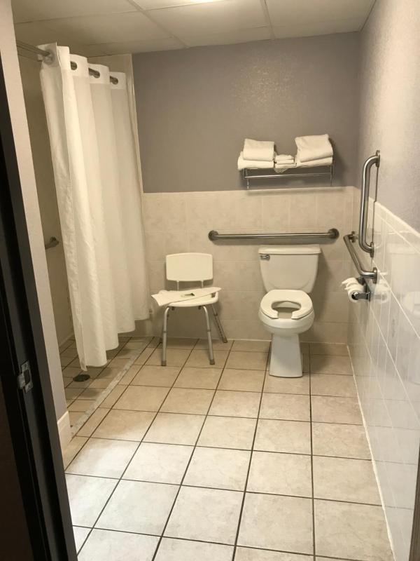 Queen Room with Two Queen Beds - Mobility Access/Non-Smoking image 3