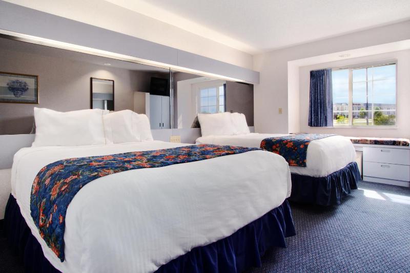 Queen Room with Two Queen Beds - Non-Smoking image 2