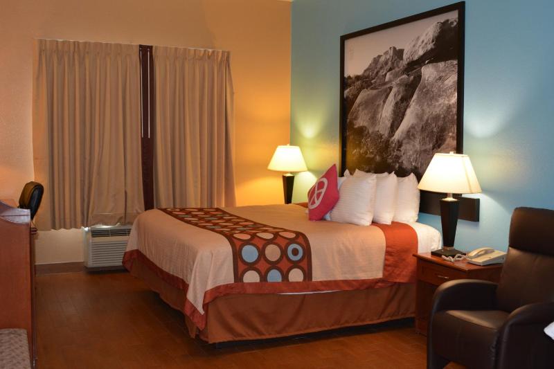 King Room - Non-Smoking image 2