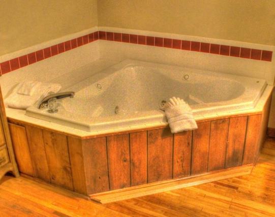 Queen Suite with Spa Bath image 1