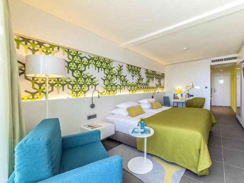 Superior Double Room with Balcony image 1