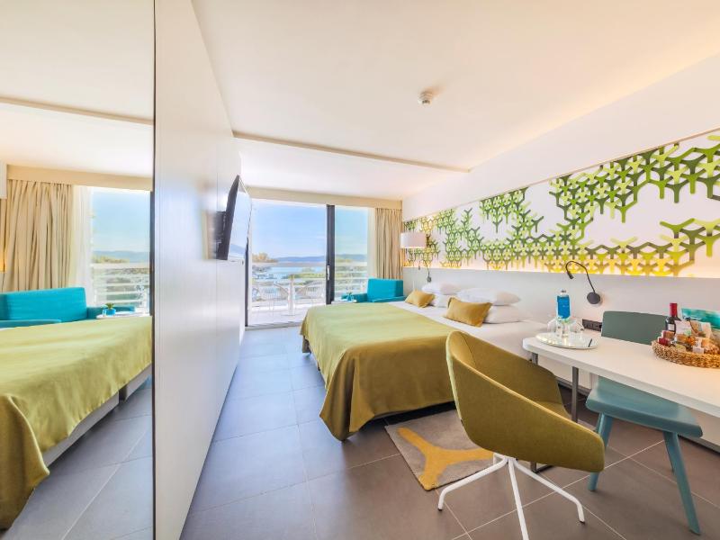 Superior Double Room with Balcony - Sea Side image 3