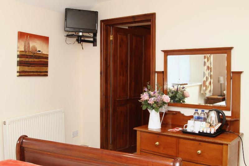 Standard Double or Twin Room image 4