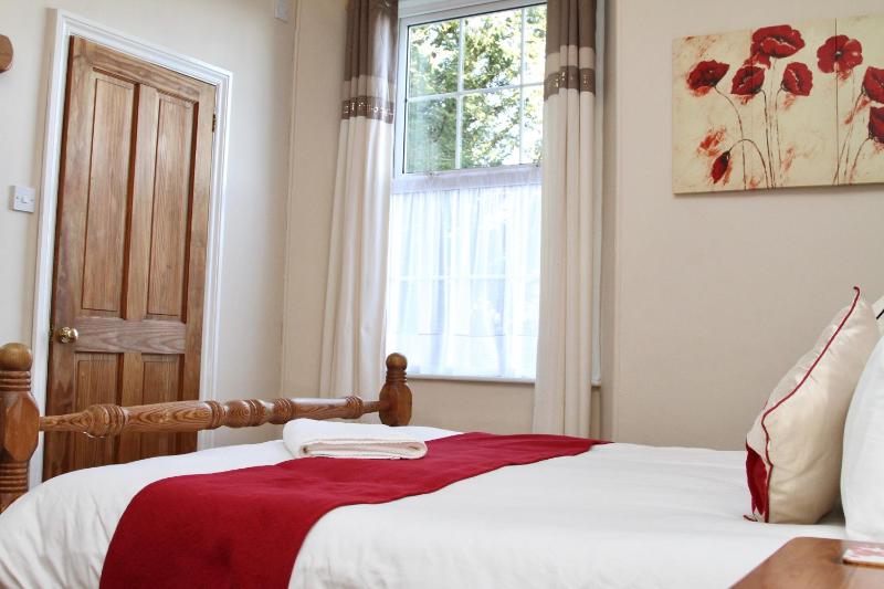 Classic Double Room image 3
