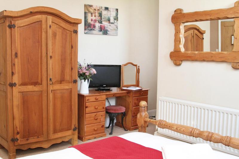 Classic Double Room image 4