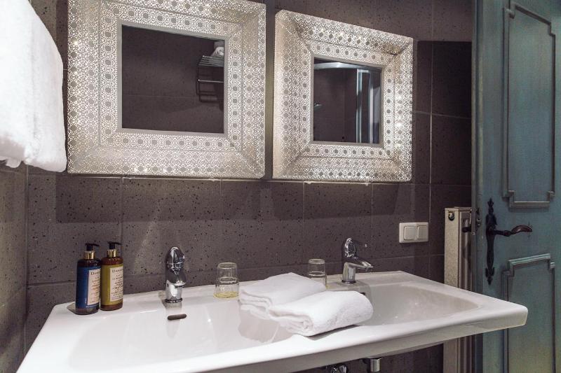 One-Bedroom Apartment image 2