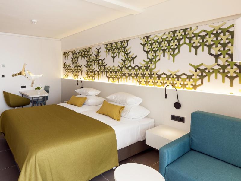 Superior Double Room with Balcony image 3