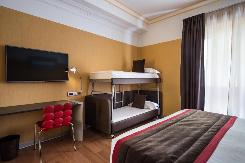 Family King Room with Bunk Beds image 3