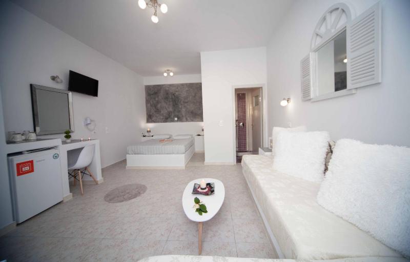 Superior Triple Room image 1