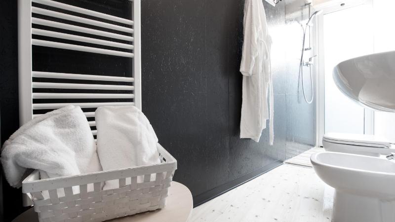 Deluxe Suite with Spa Bath image 2