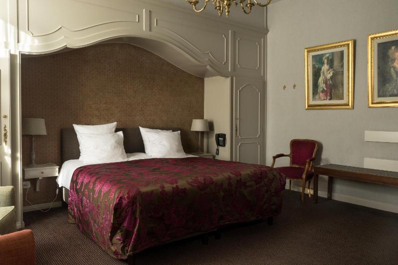 Deluxe Twin Room image 4