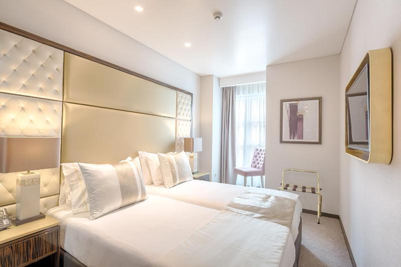 Standard Twin Room image 1