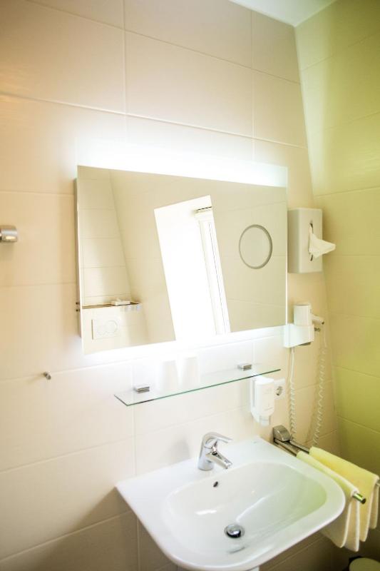 Double Room with Balcony image 2