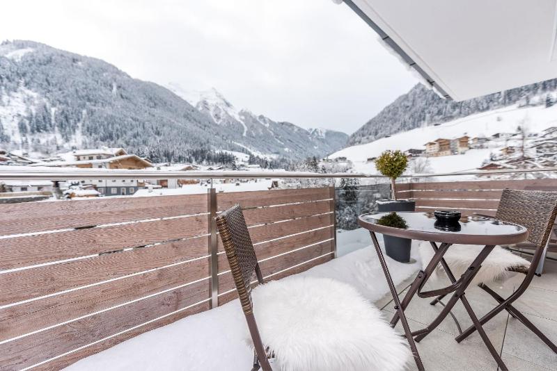 Deluxe Studio with Balcony image 2
