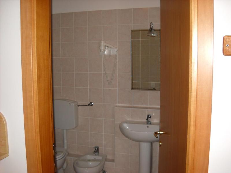 Twin Room image 3