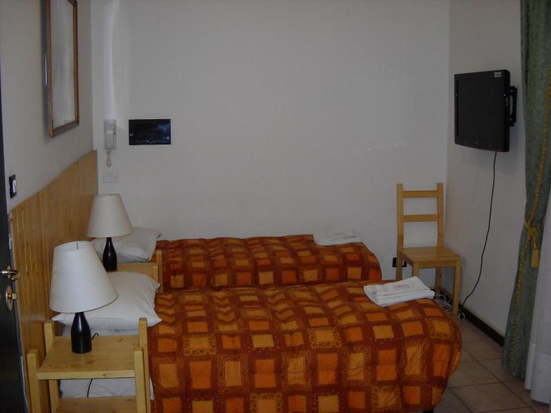 Twin Room image 2