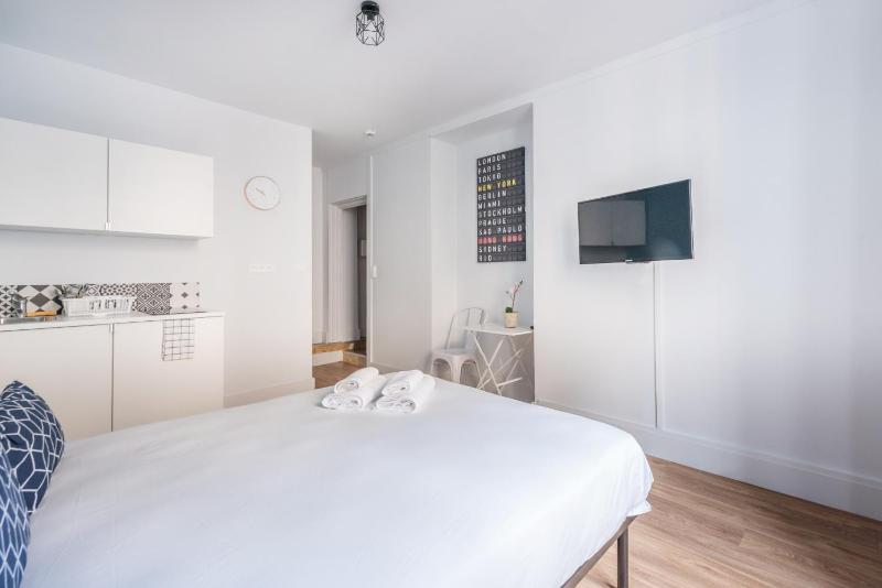 Studio with Balcony image 2