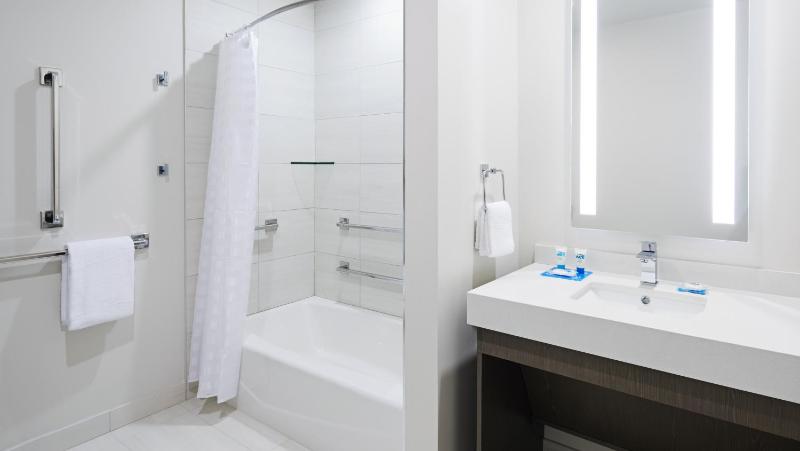 King Studio with Sofa Bed and Accessible Tub - Disability Access image 2