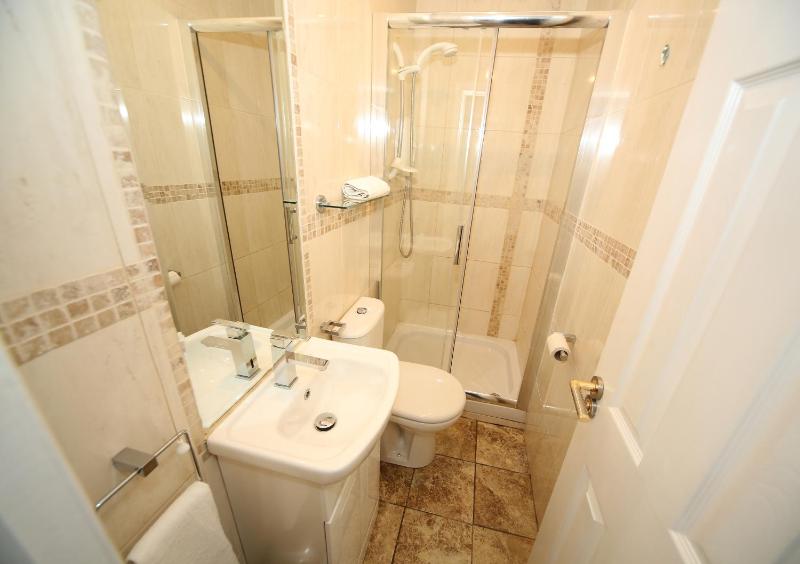 Twin Room with Private Bathroom image 2