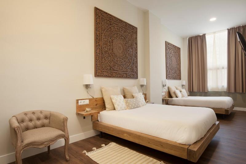 Quadruple Room with Garden View image 3
