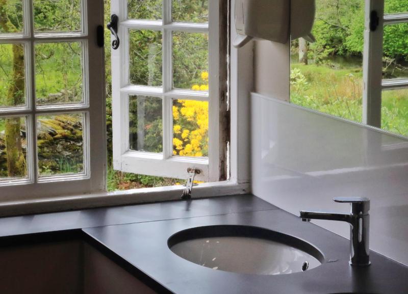 Dormitory Room with Shared Bathroom (6 Adults) image 4