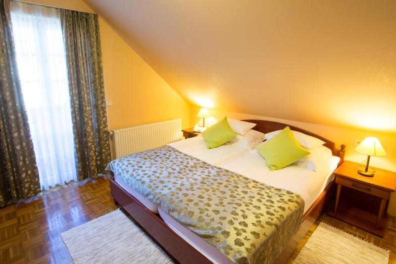 Double Room image 3