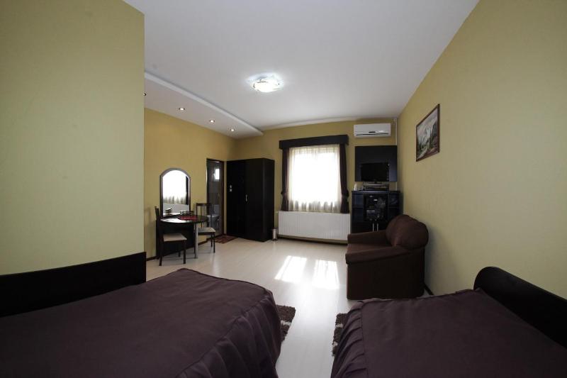 Twin Room image 4