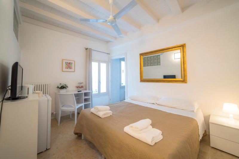 Economy Double Room image 4