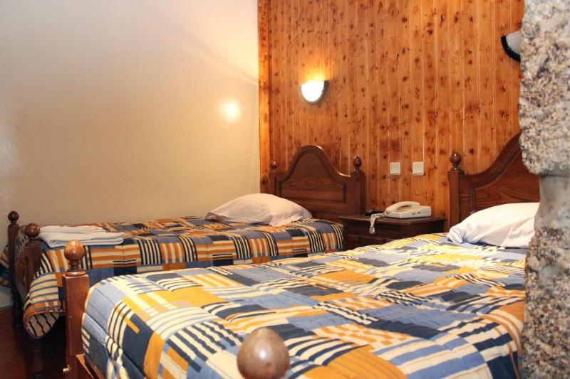 Twin Room with Private Bathroom image 2