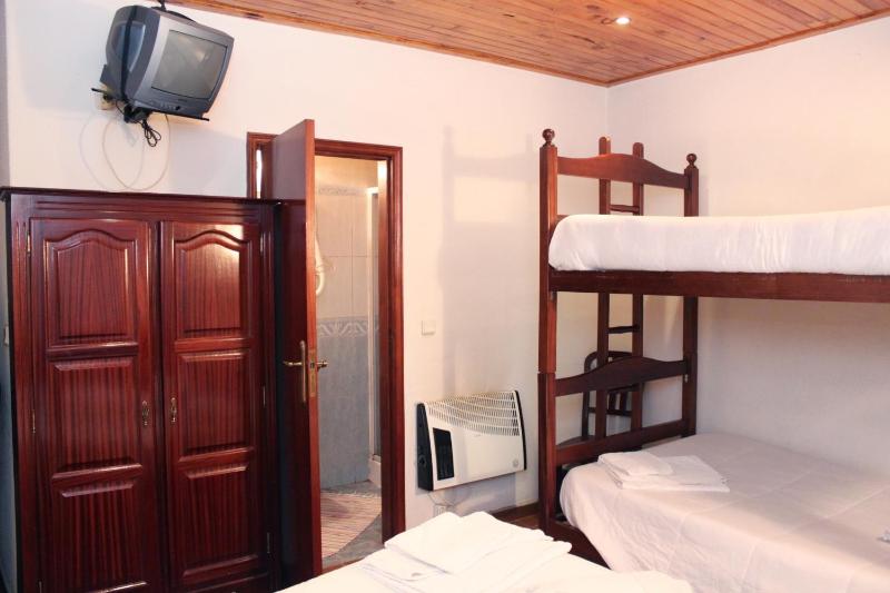 Economy Quadruple Room without Window image 3
