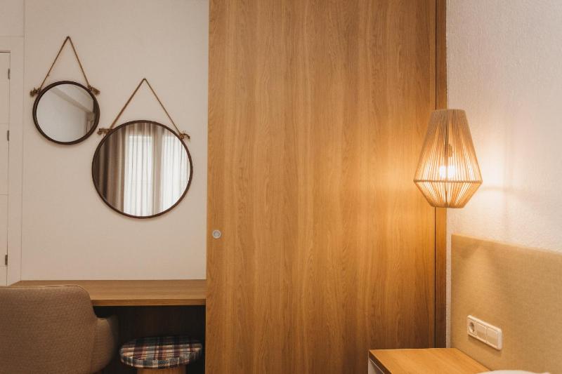 Triple Room (2 Adults + 1 Child) image 4