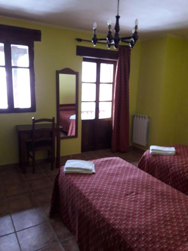 Twin Room image 1