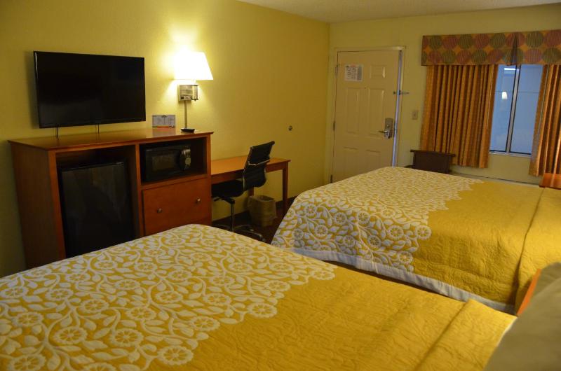 Queen Room with Two Queen Beds - Non-Smoking image 2
