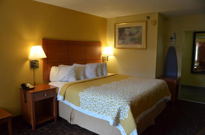King Room - Mobility Access/Non-Smoking image 2