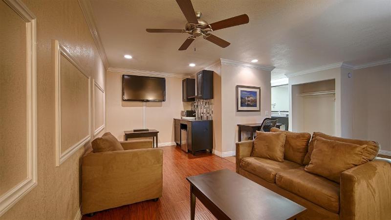 King Suite with Sofa Bed - Non-Smoking image 2