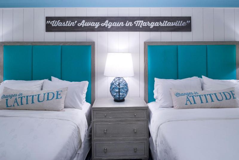 Double Queen Guest Room image 3