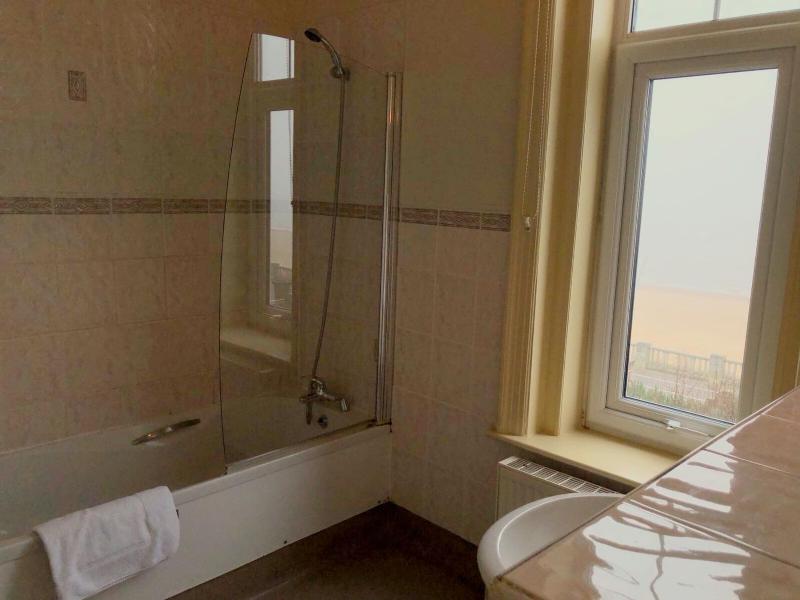 Single Room with Sea View image 4