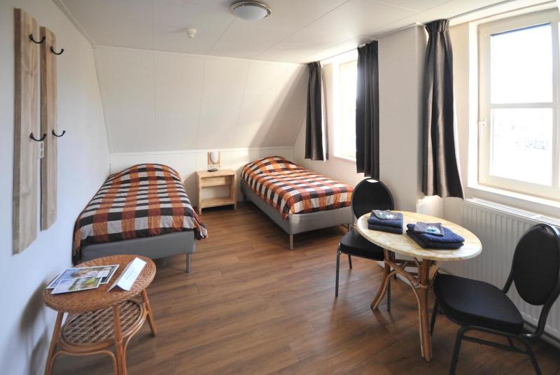 Twin Room with Shared Bathroom image 2