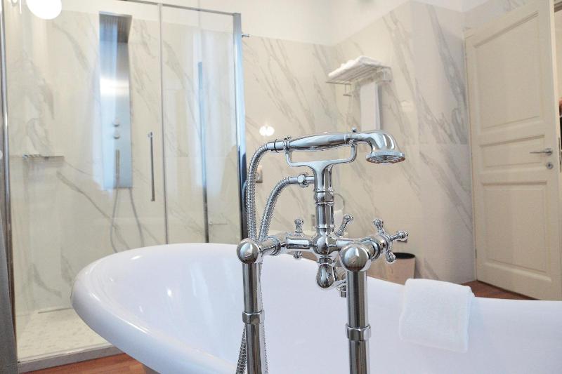 Superior Triple Room with Bath image 3