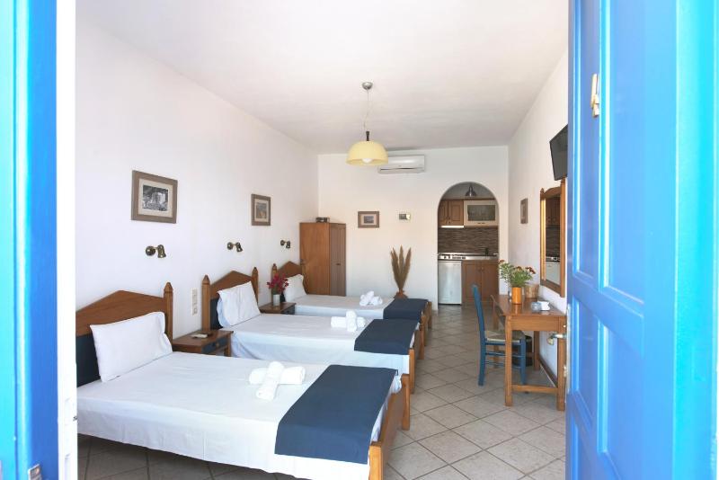 Standard Triple Room with Sea View image 2